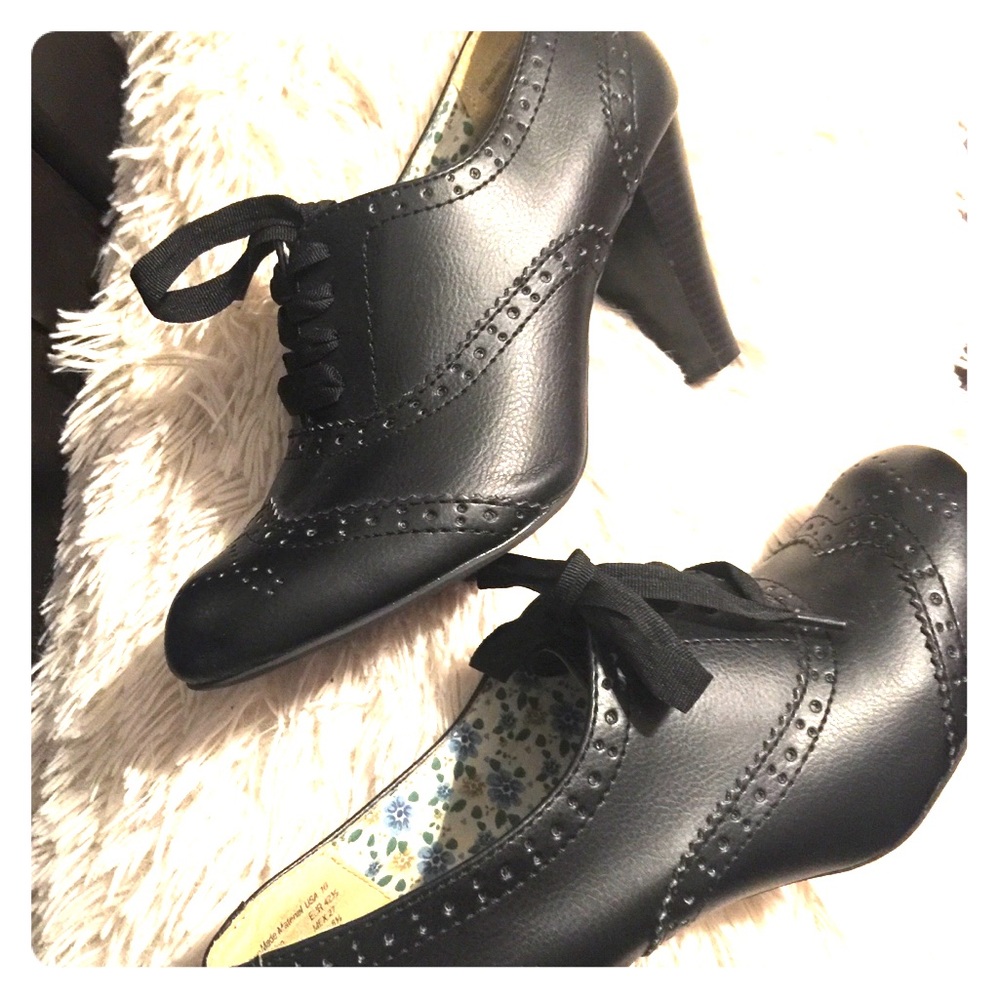 American Eagle closed toe lace-up heels